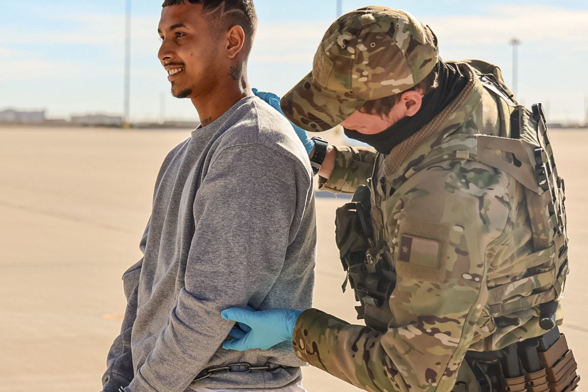 Guantánamo, transformado para albergar a los criminales más peligrosos, recibe a su primer grupo de deportados.