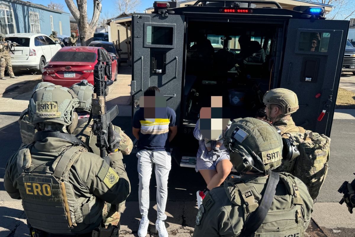 Oficiales del FBI y DEA participan en una operación conjunta para desmantelar pandillas transnacionales.