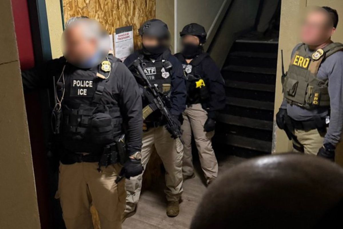 Agentes federales de ICE durante una redada en Aurora, Colorado, en febrero de 2025.