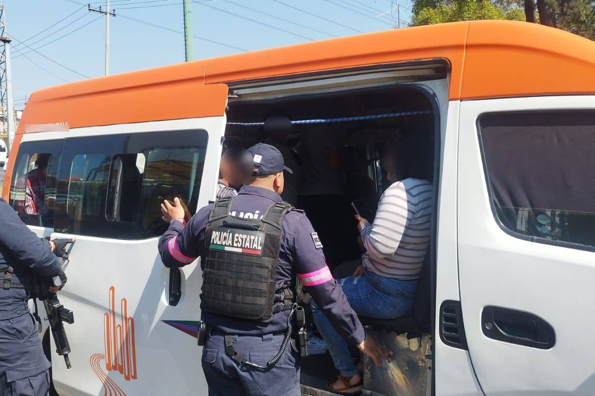 Policías de la Secretaría de Seguridad del Estado de México revisan unidades de transporte público.