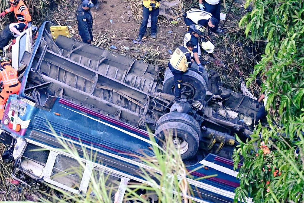 Autoridades y cuerpos de emergencia coordinan el rescate y atención de heridos. Foto: Especial.