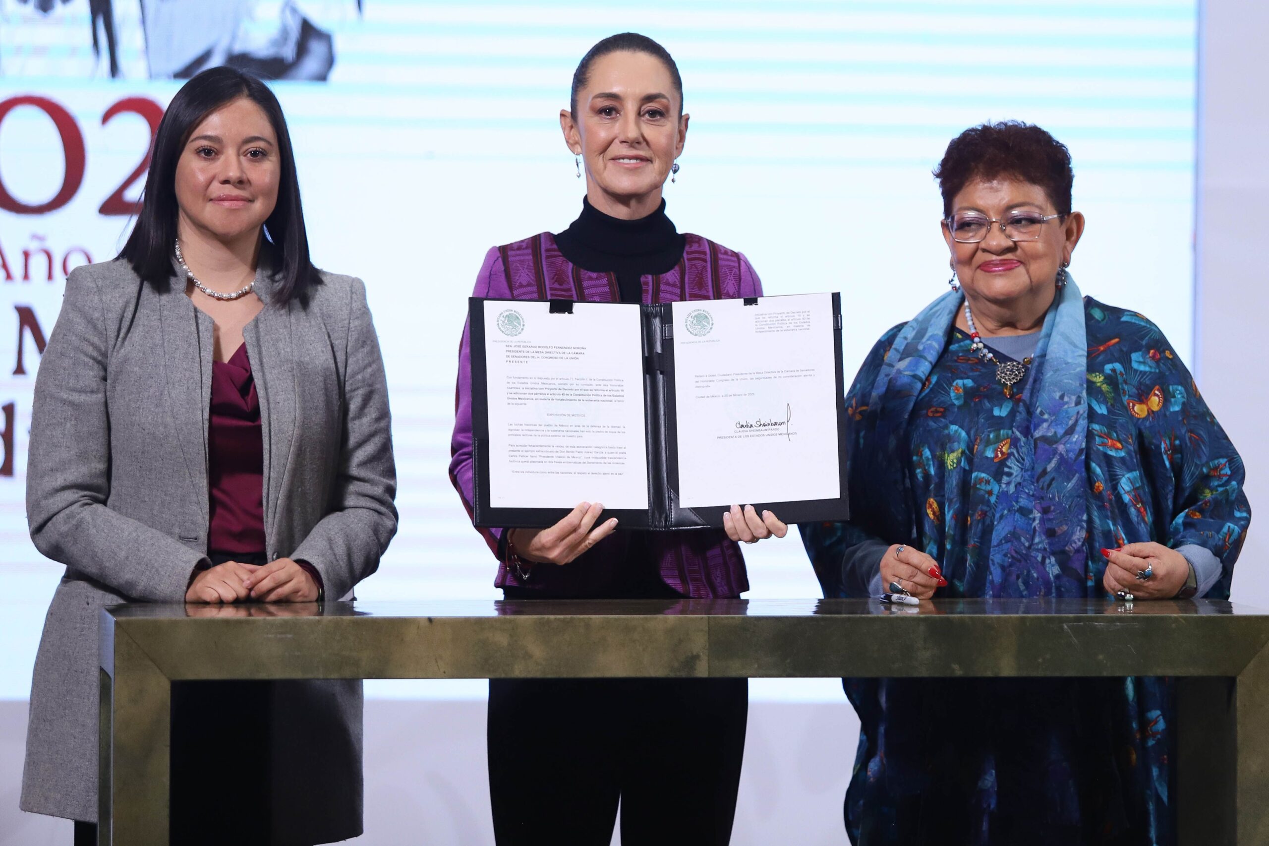 Claudia Sheinbaum, presidenta de México, acompañada de la consejera jurídica de la presidencia, Ernestina Godoy y de Noemí Juárez, subsecretaria de Educación Básica, firmó la iniciativa enviada al Congreso para reformar el artículo 40. Foto: Cuartoscuro.