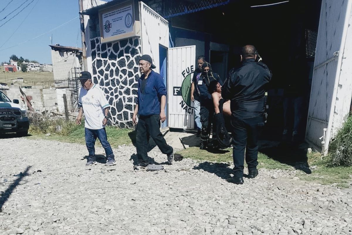 Personal trabajando en el lugar del incendio en Tlalpan.