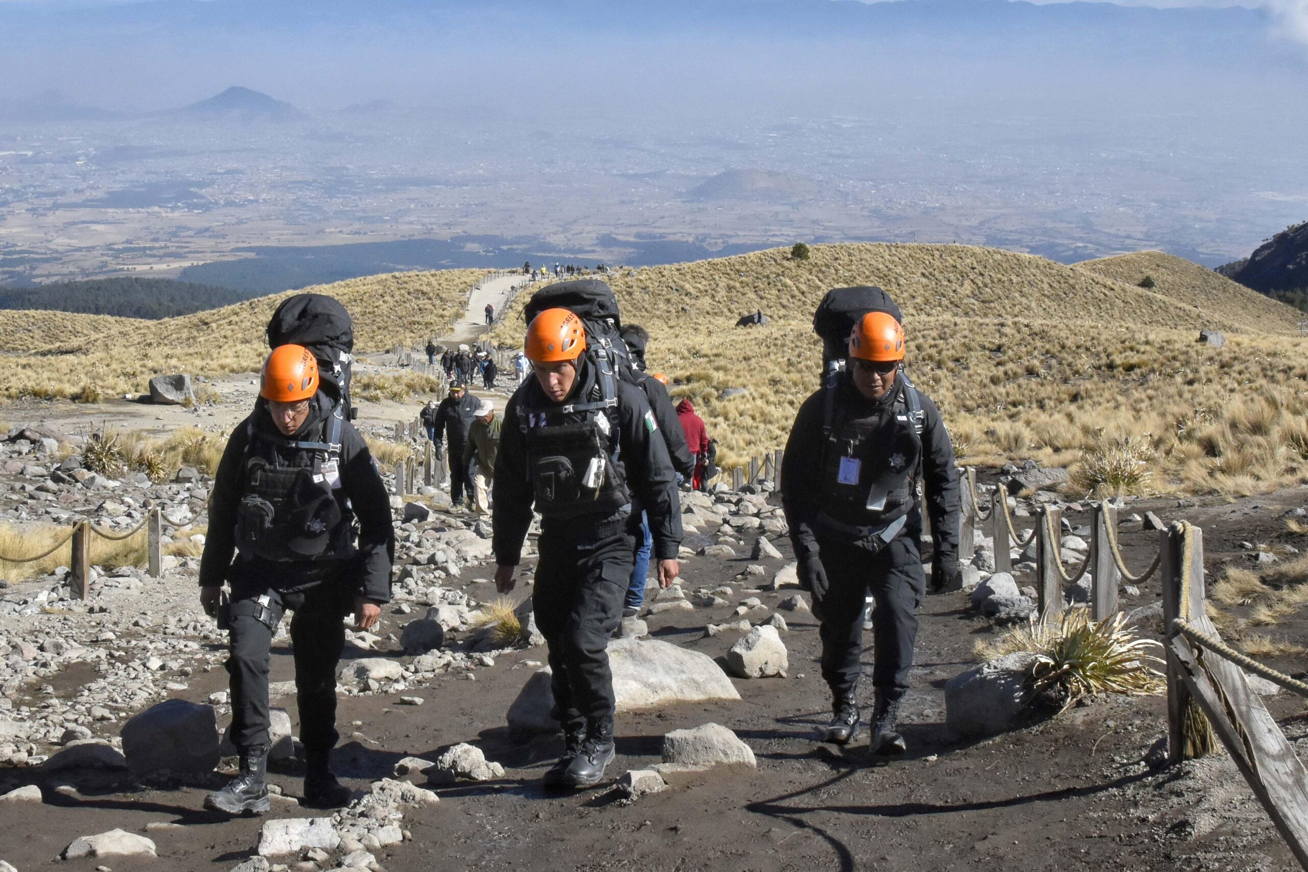 Con equipo especializado, rescatistas auxilian a quienes enfrentan emergencias en el Nevado de Toluca.