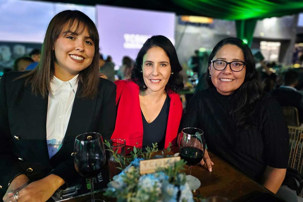 Directivos y clientes asistieron al showroom del nuevo desarrollo inmobiliario llamado Yconia