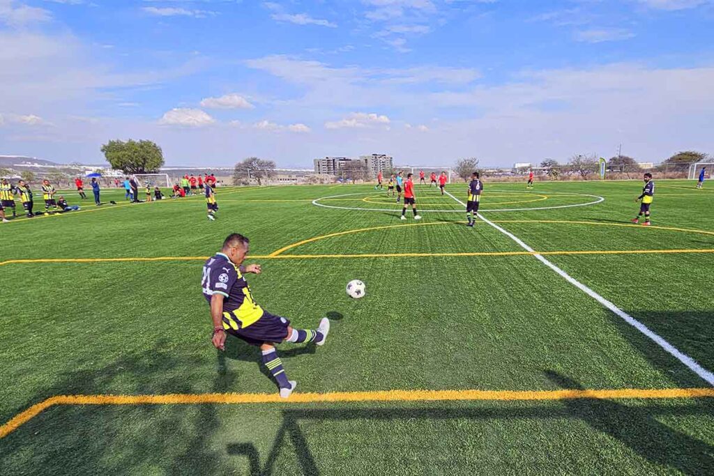 Padres de familia disfrutaron del primer torneo de fútbol Mamás y Papás de los Colegios Viktor Frankl