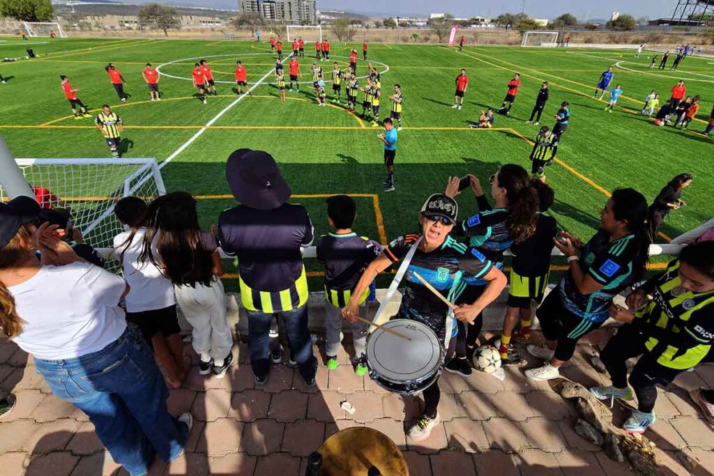 Padres de familia disfrutaron del primer torneo de fútbol Mamás y Papás de los Colegios Viktor Frankl