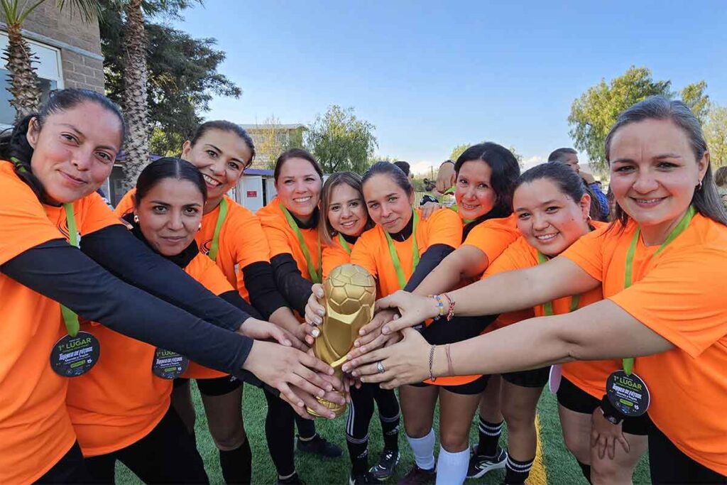 Padres de familia disfrutaron del primer torneo de fútbol Mamás y Papás de los Colegios Viktor Frankl