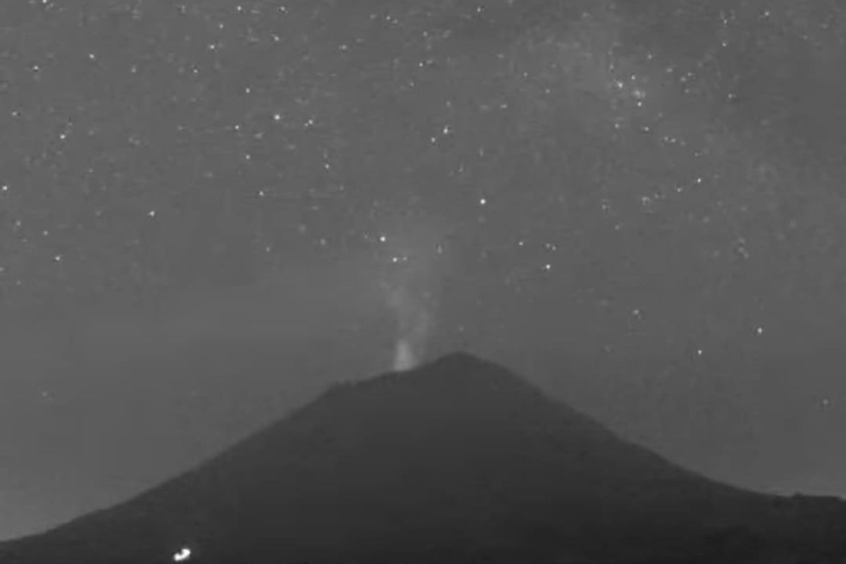El Popocatépetl registró actividad eruptiva durante la madrugada.