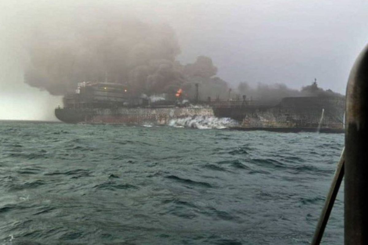 Una enorme bola de fuego es vista desde el puerto de Grimsby tras la colisión.