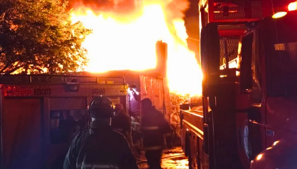 Bomberos luchan contra el incendio en Xonacatlán, Edomex, mientras el humo se extiende hacia la Ciudad de México.
