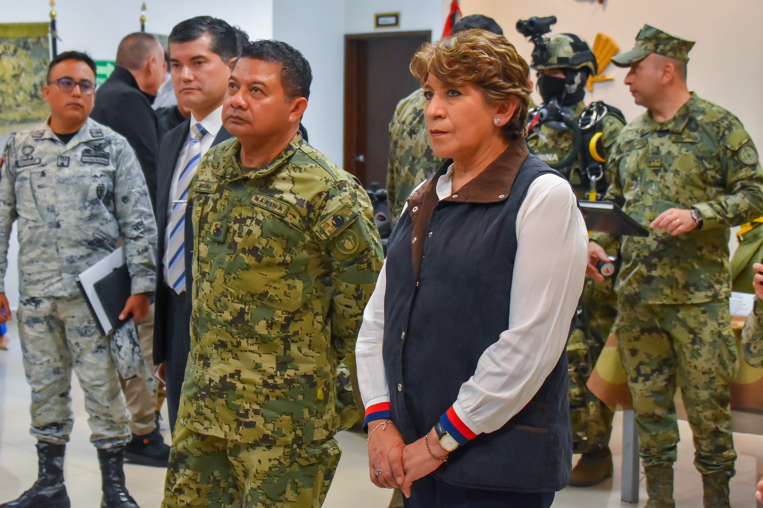 La gobernadora mexiquense y el vicealmirante Jorge Medina recorren el cuartel, reconociendo el trabajo de los elementos de la Semar.