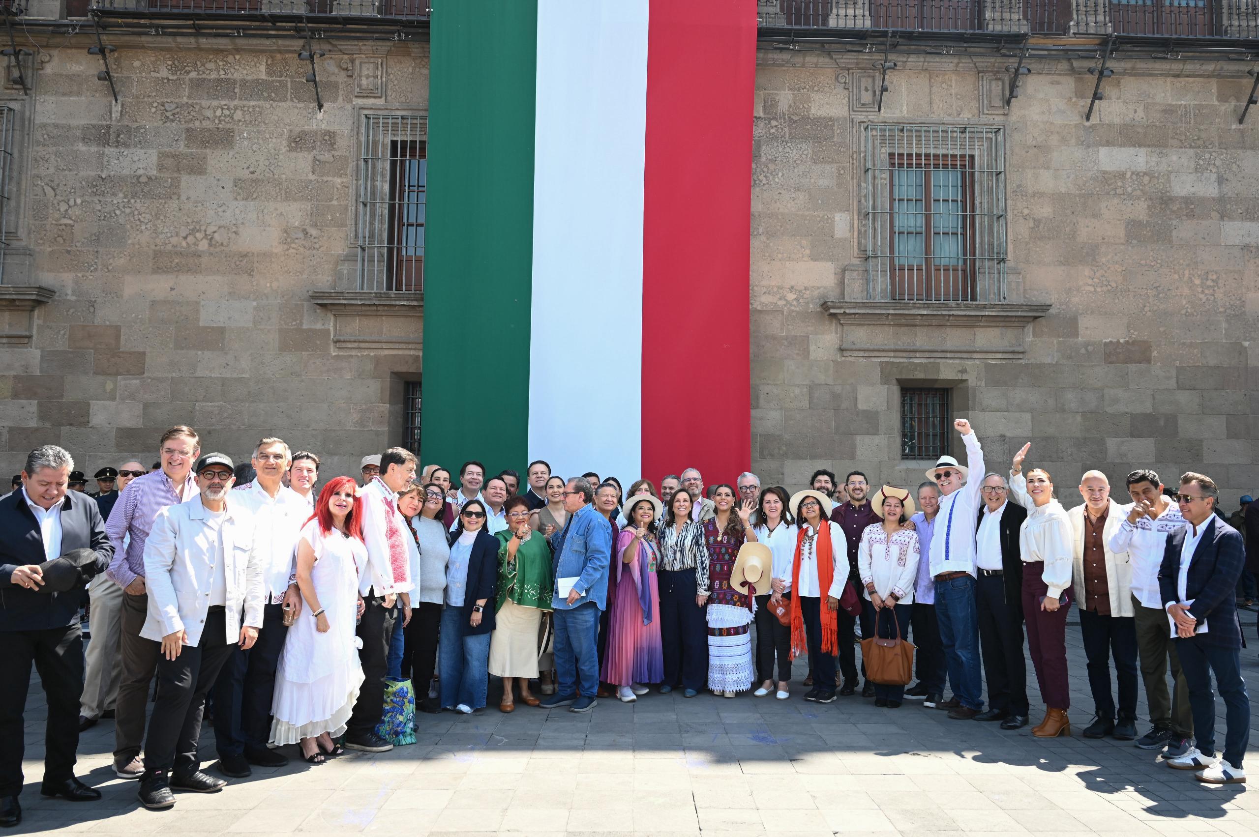 Miles de ciudadanos llenaron el Zócalo en respaldo a la Presidenta Claudia Sheinbaum.