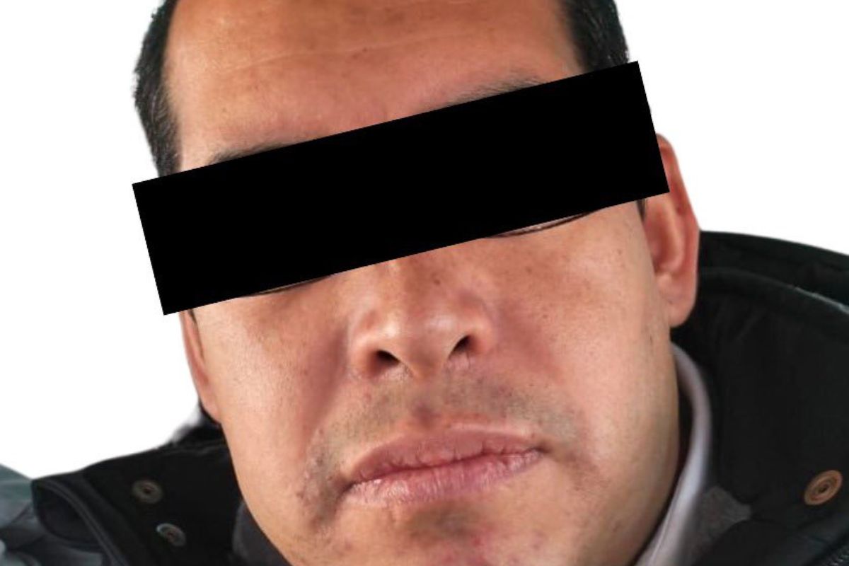 El detenido, Oscar Daniel, es acusado de extorsión con violencia cuando fungía como subdirector de la policía de Chicoloapan. Foto: FGEM.