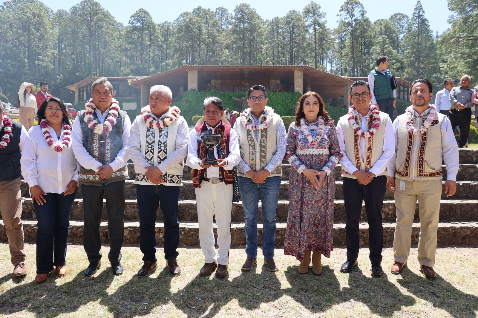 Un grupo de autoridades y representantes indígenas celebran la firma del protocolo en San Felipe del Progreso.