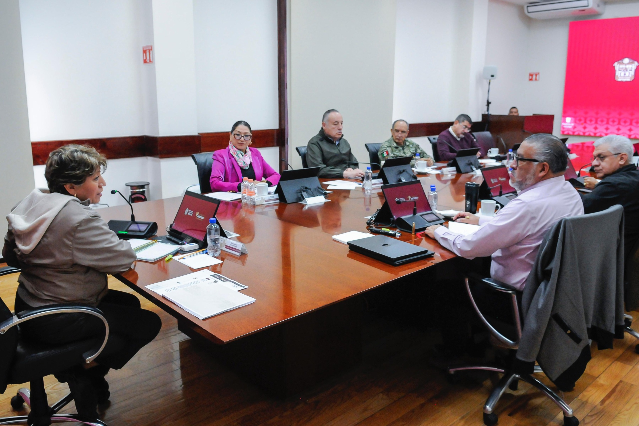 Representantes de seguridad estatal y federal coordinan estrategias para fortalecer la seguridad en el Estado de México.