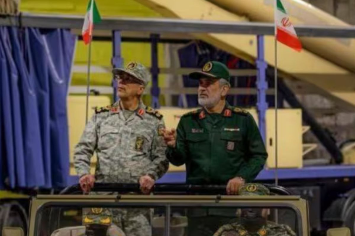El comandante Hossein Salami recorre la instalación subterránea junto a altos mandos militares.