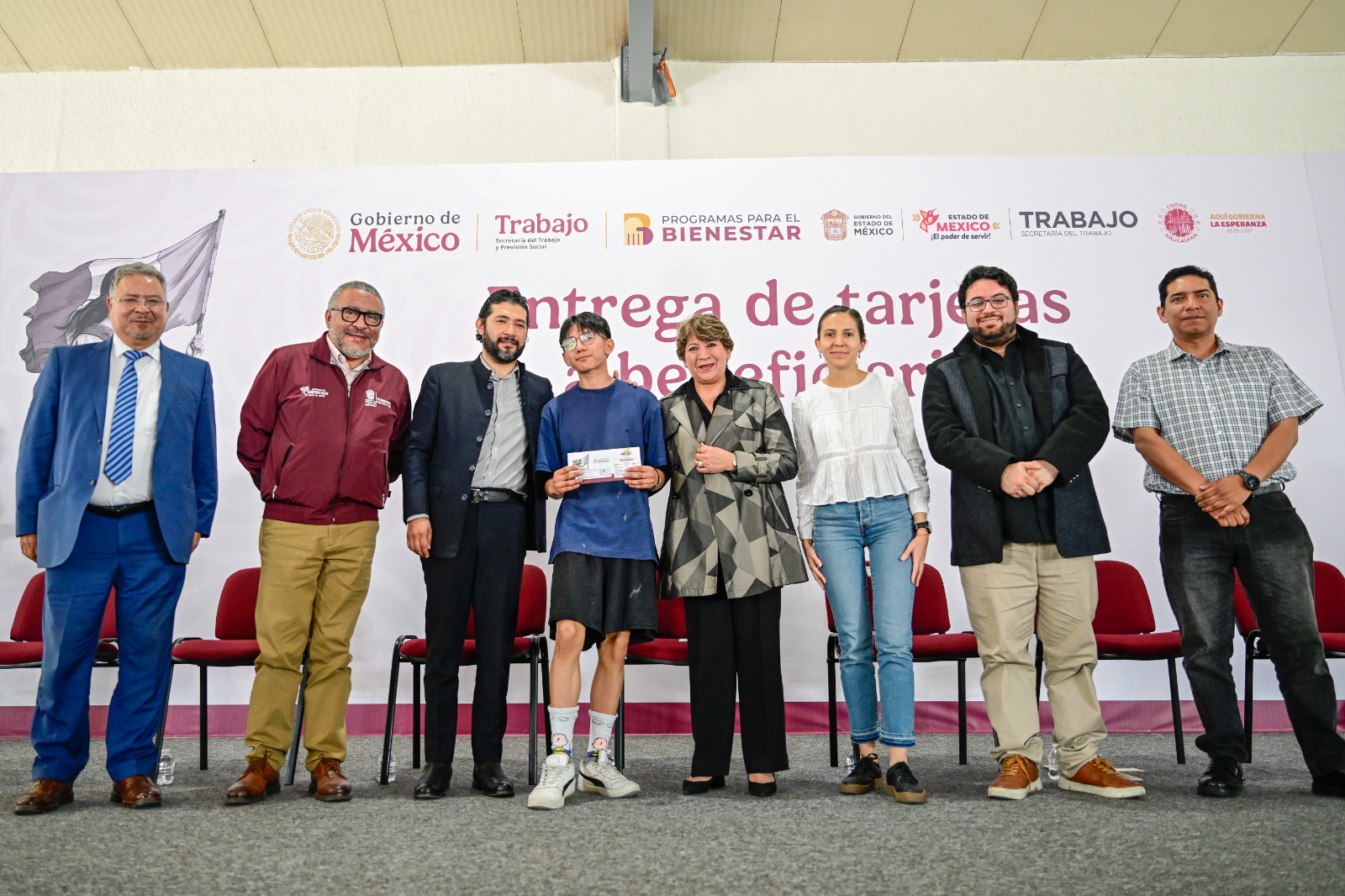 Jóvenes beneficiarios celebran la oportunidad de capacitarse y obtener ingresos.