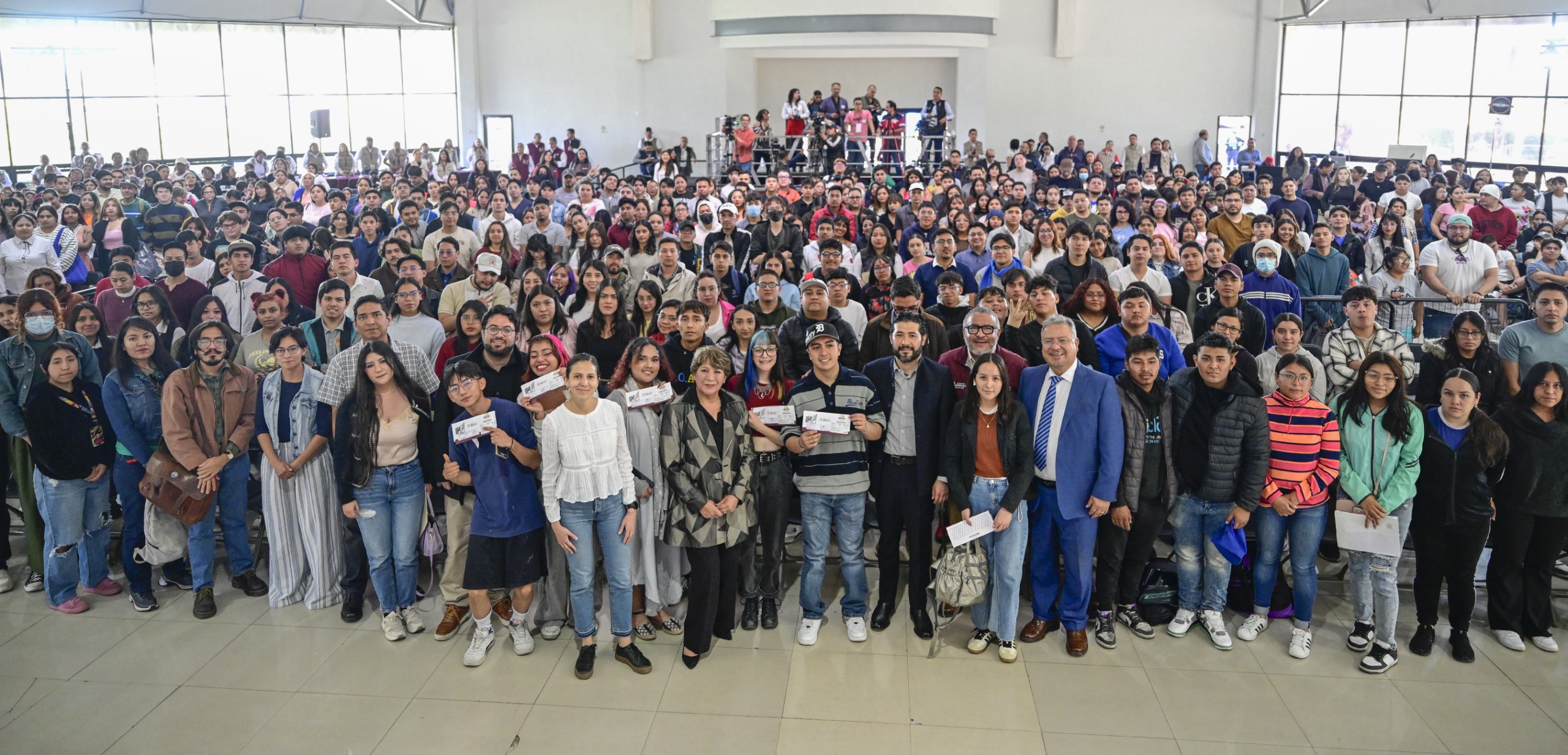 Más de 255 mil jóvenes reciben apoyo económico y seguro médico en el estado.