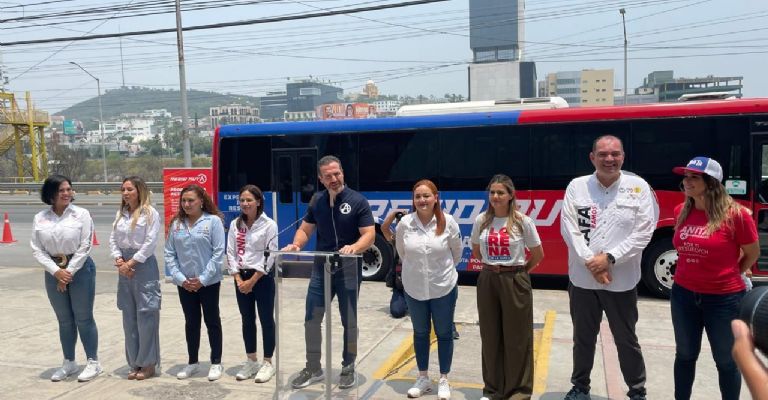 El alcalde Adrián de la Garza supervisa los avances del sistema Regio Ruta.