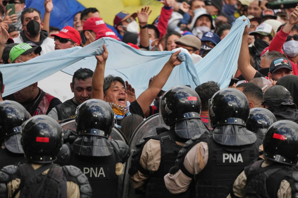 Hinchas de diversos clubes apoyaron a los jubilados en la protesta. Foto: AP.