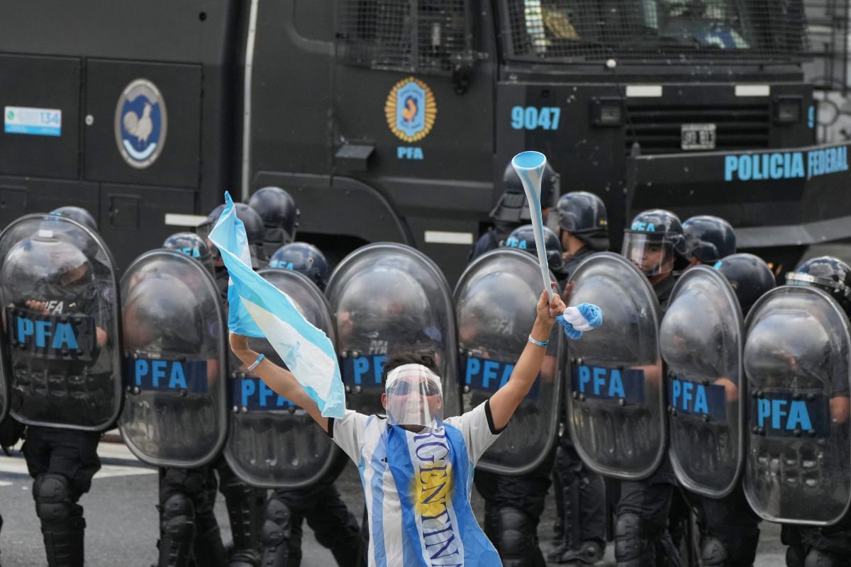 Policías avanzan con escudos para dispersar a los manifestantes. Foto: AP.
