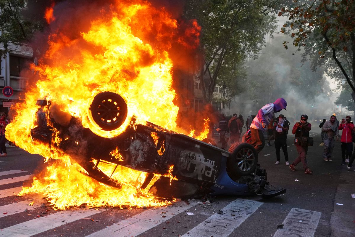 El fuego y el humo cubrieron las calles tras los disturbios. Foto: AP.