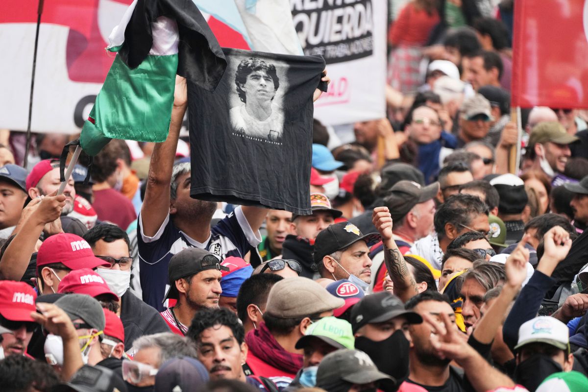 Hinchas de Boca y River unidos en defensa de los jubilados. Foto: AP.