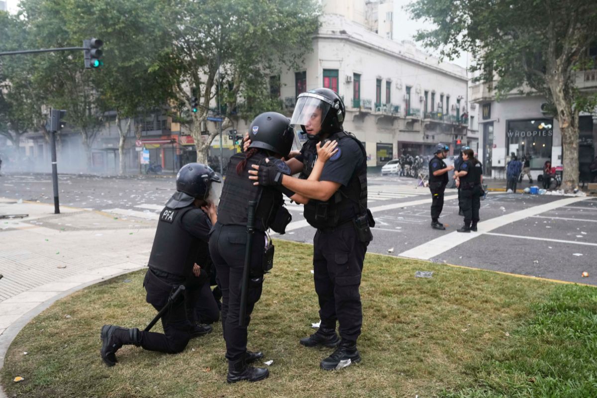 Fuerzas de seguridad avanzan con equipos antimotines durante la protesta en Buenos Aires. Foto: AP.