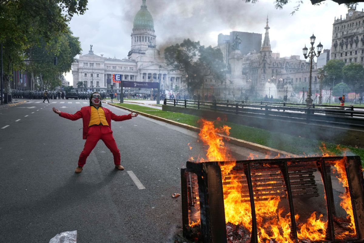 El fuego y los destrozos marcan la jornada de enfrentamientos en el centro porteño. Foto: AP.