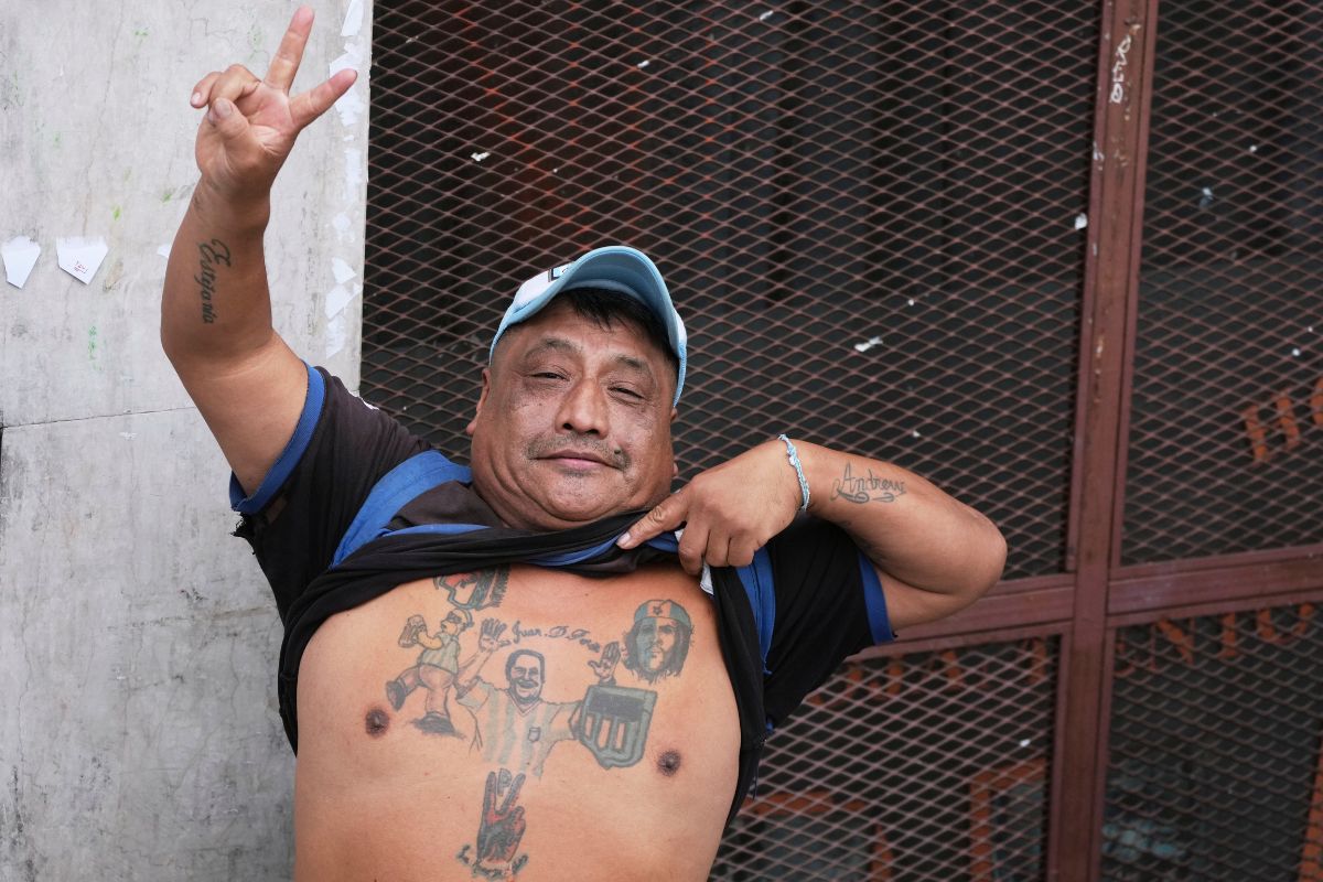 Manifestantes levantan banderas argentinas en señal de resistencia. Foto: AP.