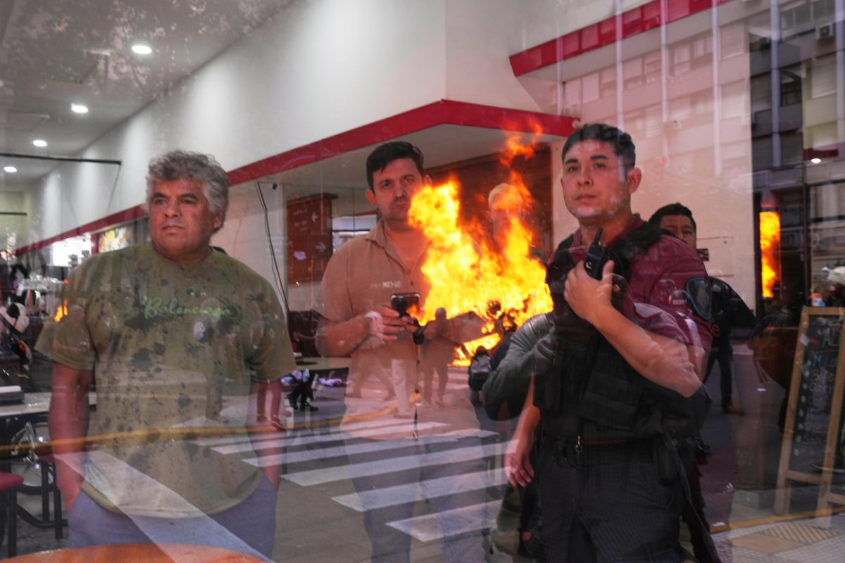 Detenciones y represión marcaron el final de la jornada de protesta. Foto: AP.