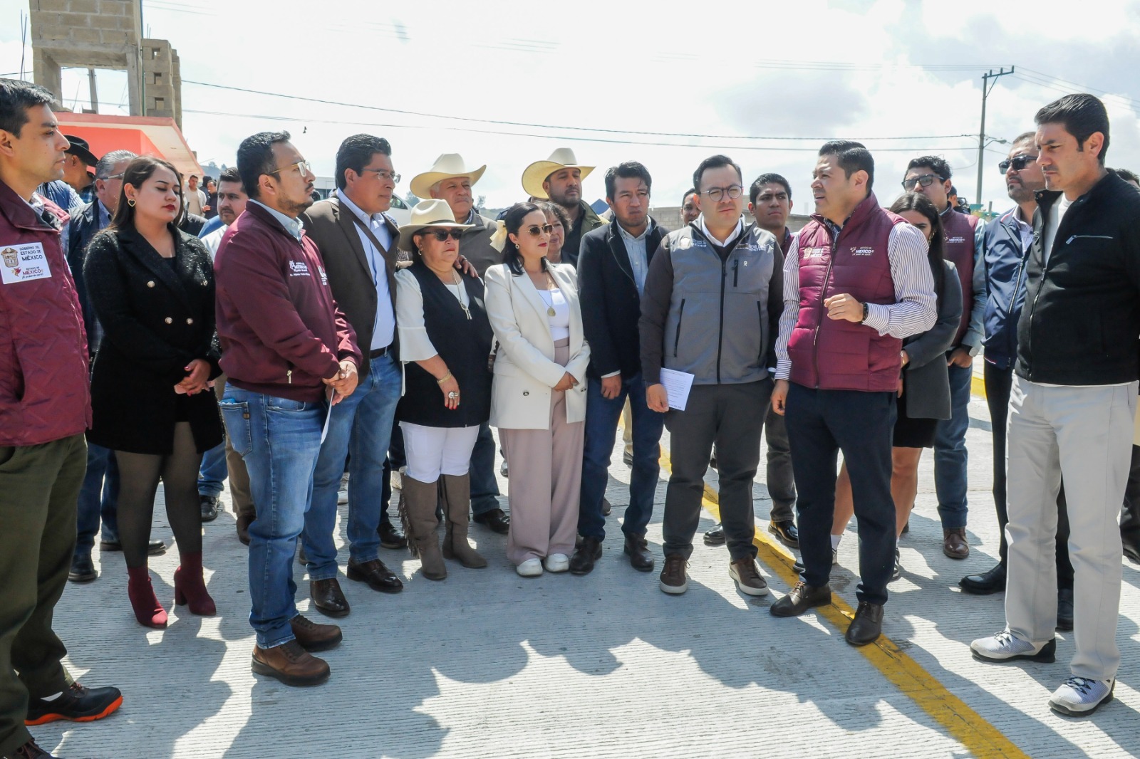 Autoridades durante la inauguración del puente ‘La Clínica’ en Tenango del Valle, símbolo de transformación tras 20 años de espera.