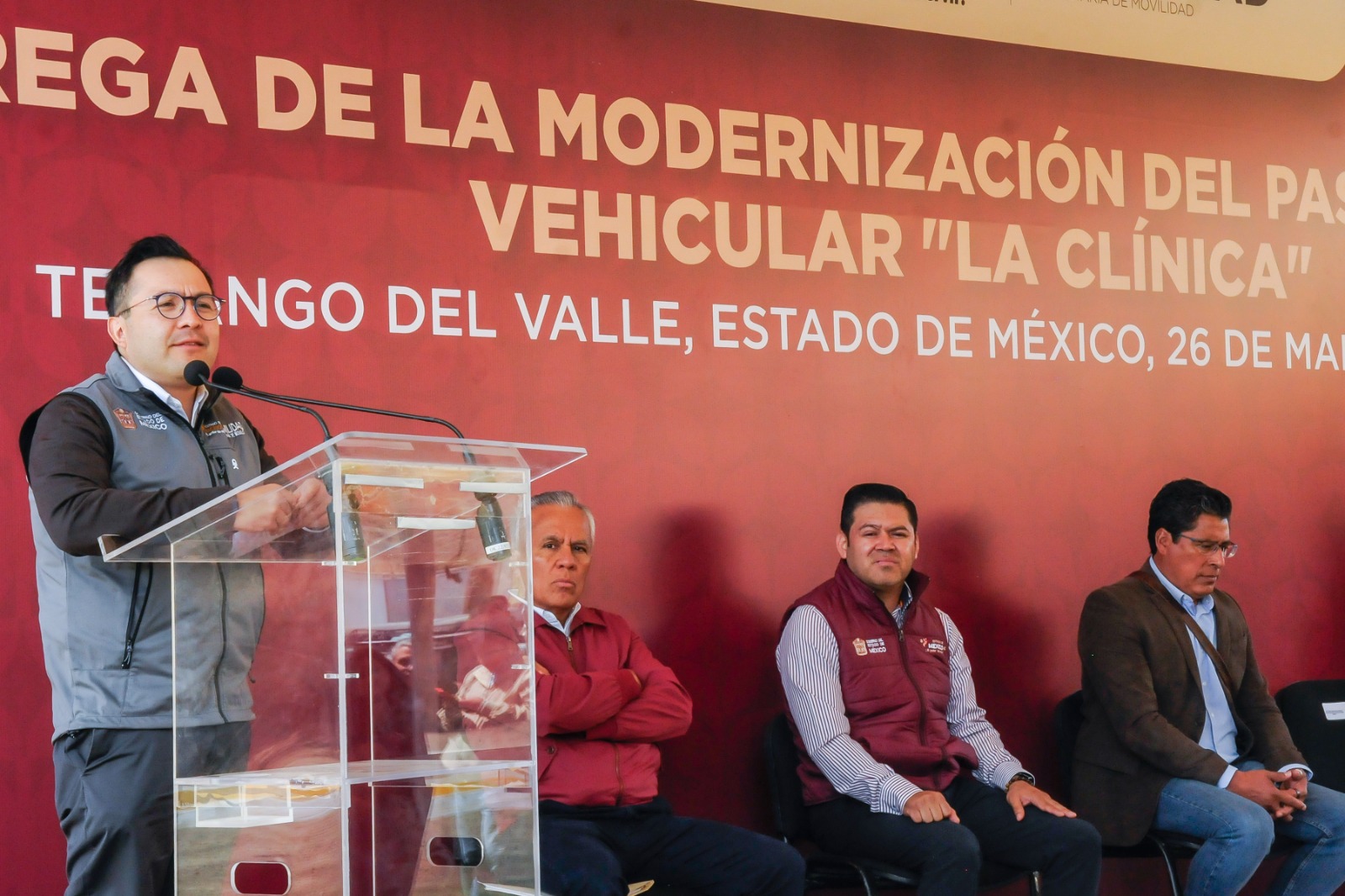 El Secretario de Movilidad, Daniel Sibaja, explica las mejoras de la infraestructura, que incluye drenaje pluvial y banquetas.