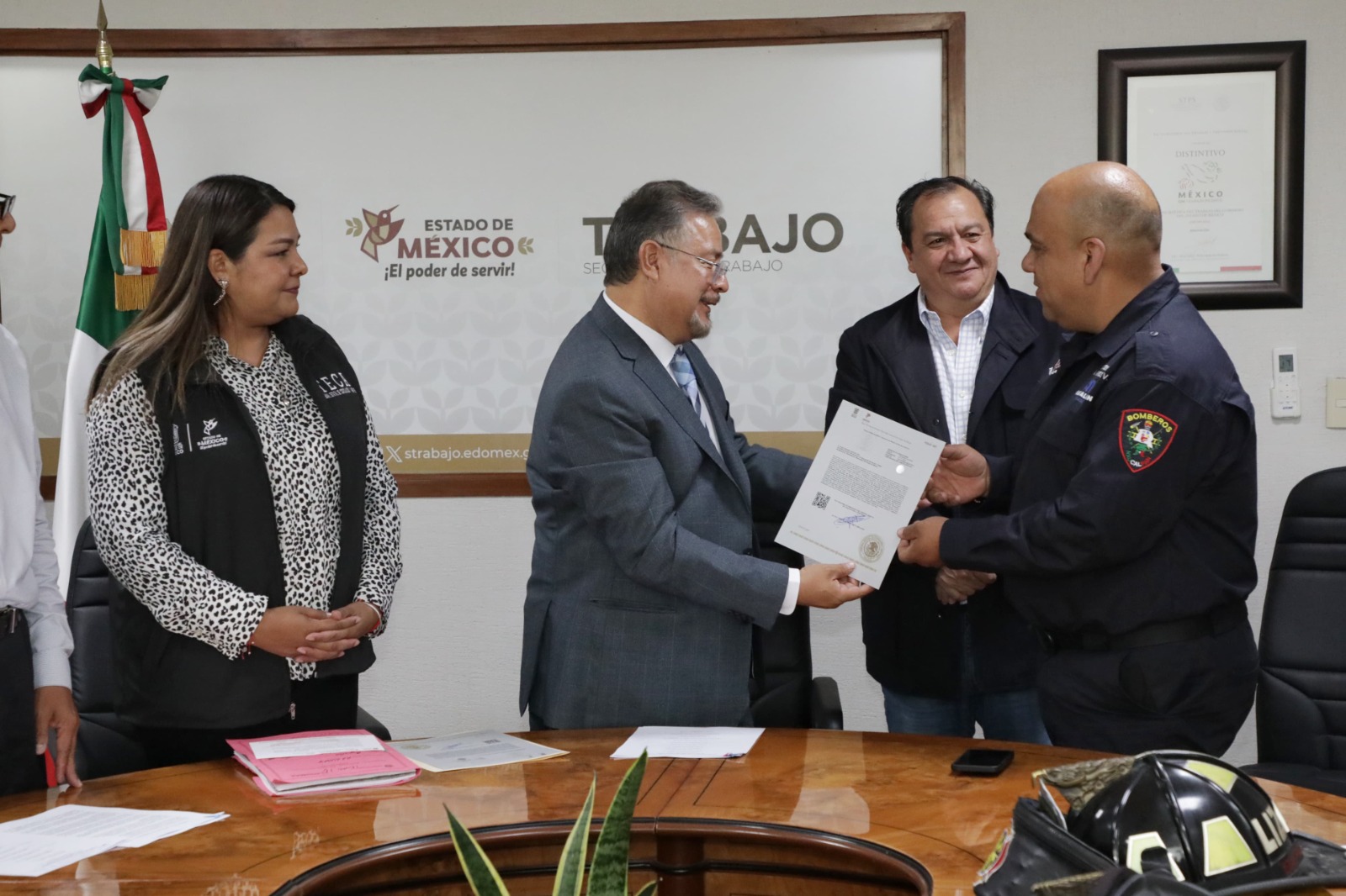 La entrega oficial del documento marca un hito en la defensa de los derechos laborales en el Estado de México.