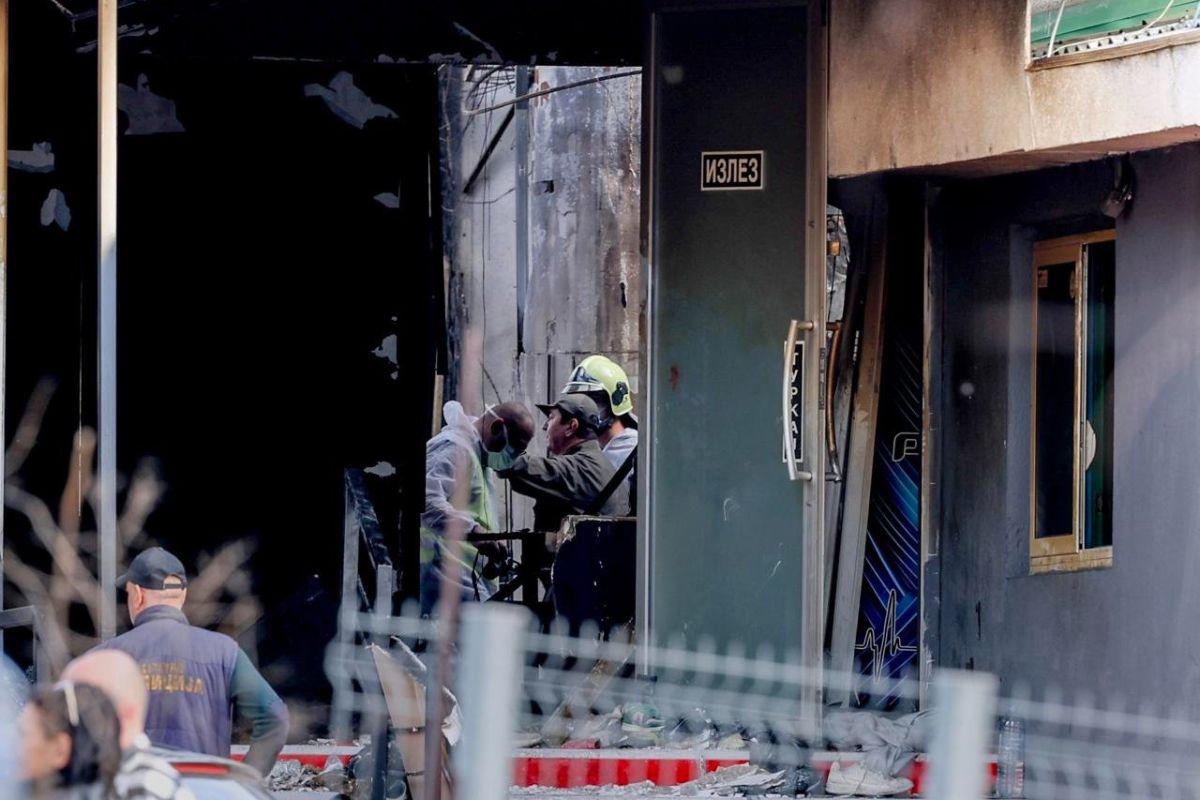 Bomberos y equipos de rescate trabajan entre los escombros del Club Pulse tras el devastador incendio.