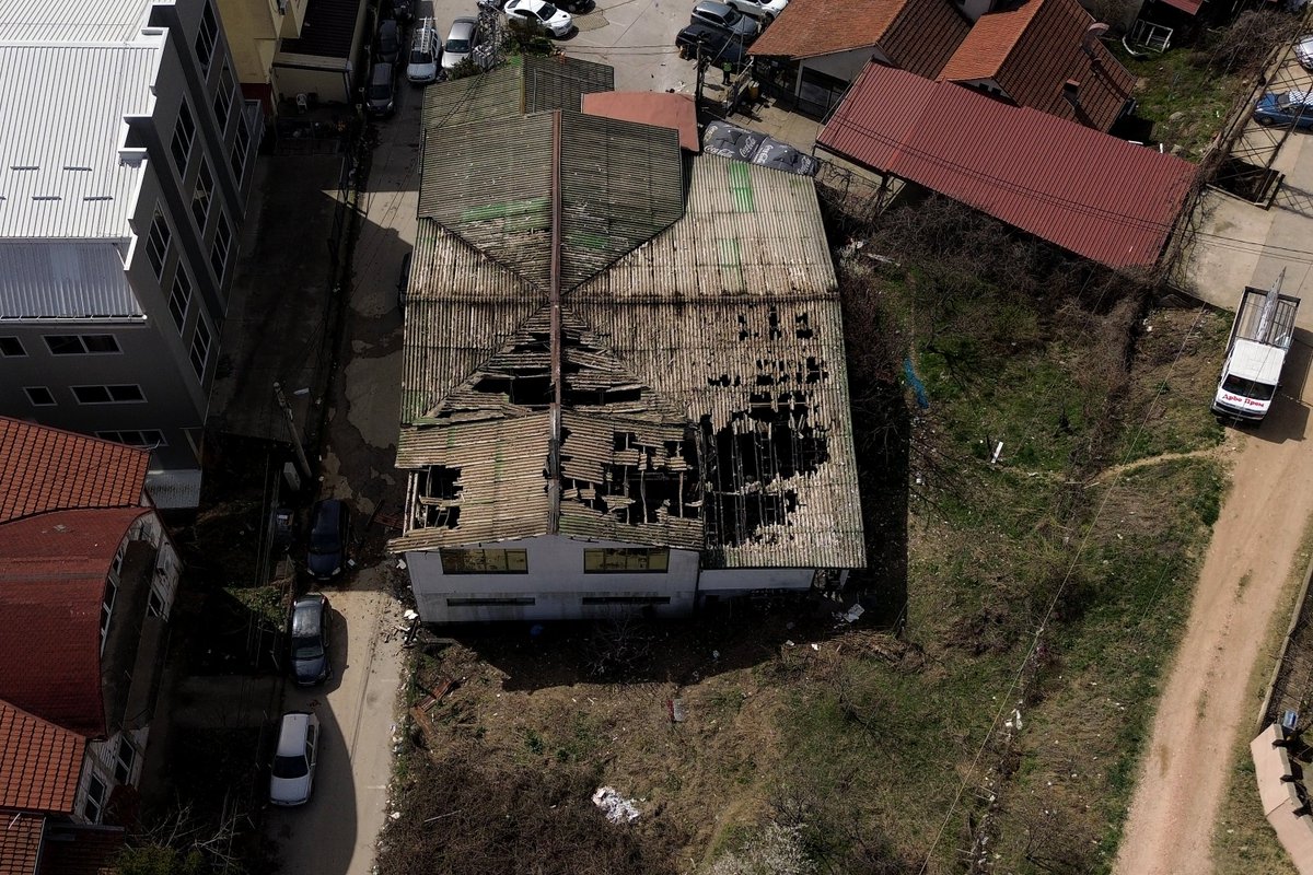 El techo colapsado del Club Pulse revela los restos carbonizados de la estructura.
