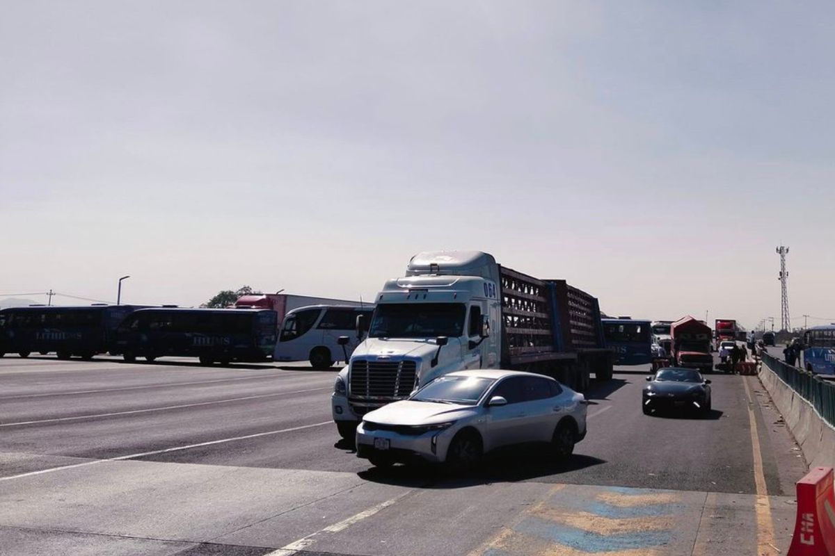 Transportistas bloquean el Circuito Exterior Mexiquense desde temprano.