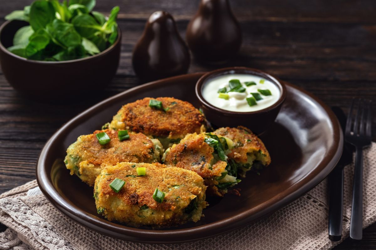 Las croquetas de papa con espinaca son crujientes por fuera y suaves por dentro.