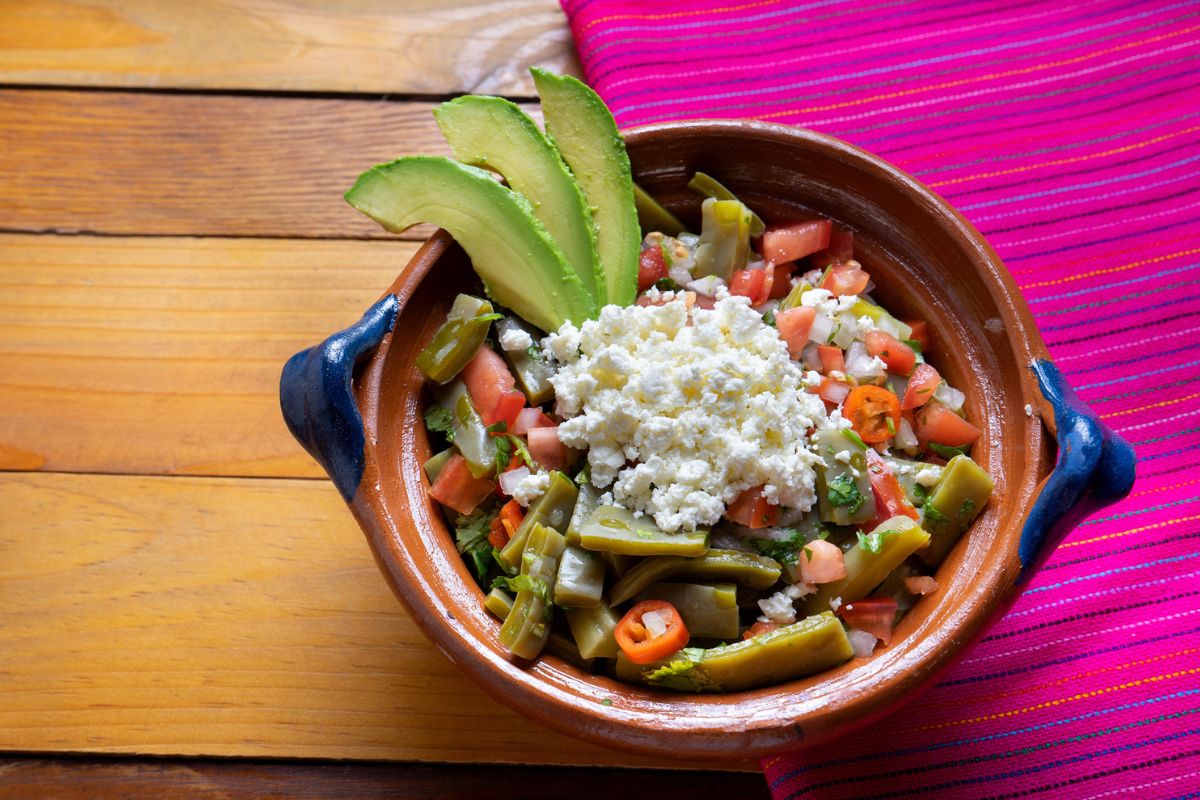 La ensalada de nopales con queso fresco es ligera, saludable y deliciosa.