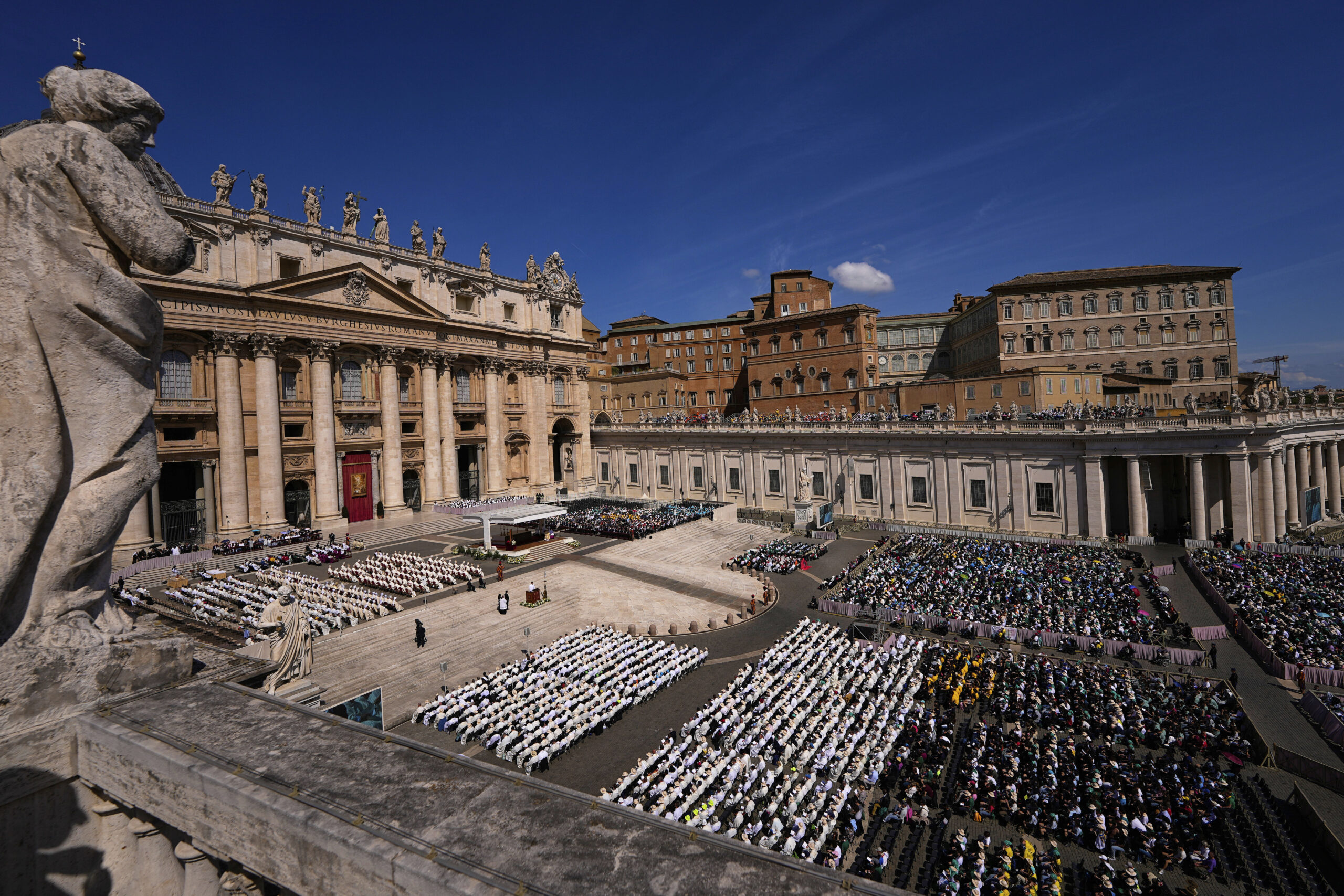 Fieles hacen fila afuera de la Basílica de Santa María la Mayor para rendir tributo al Papa Francisco.
