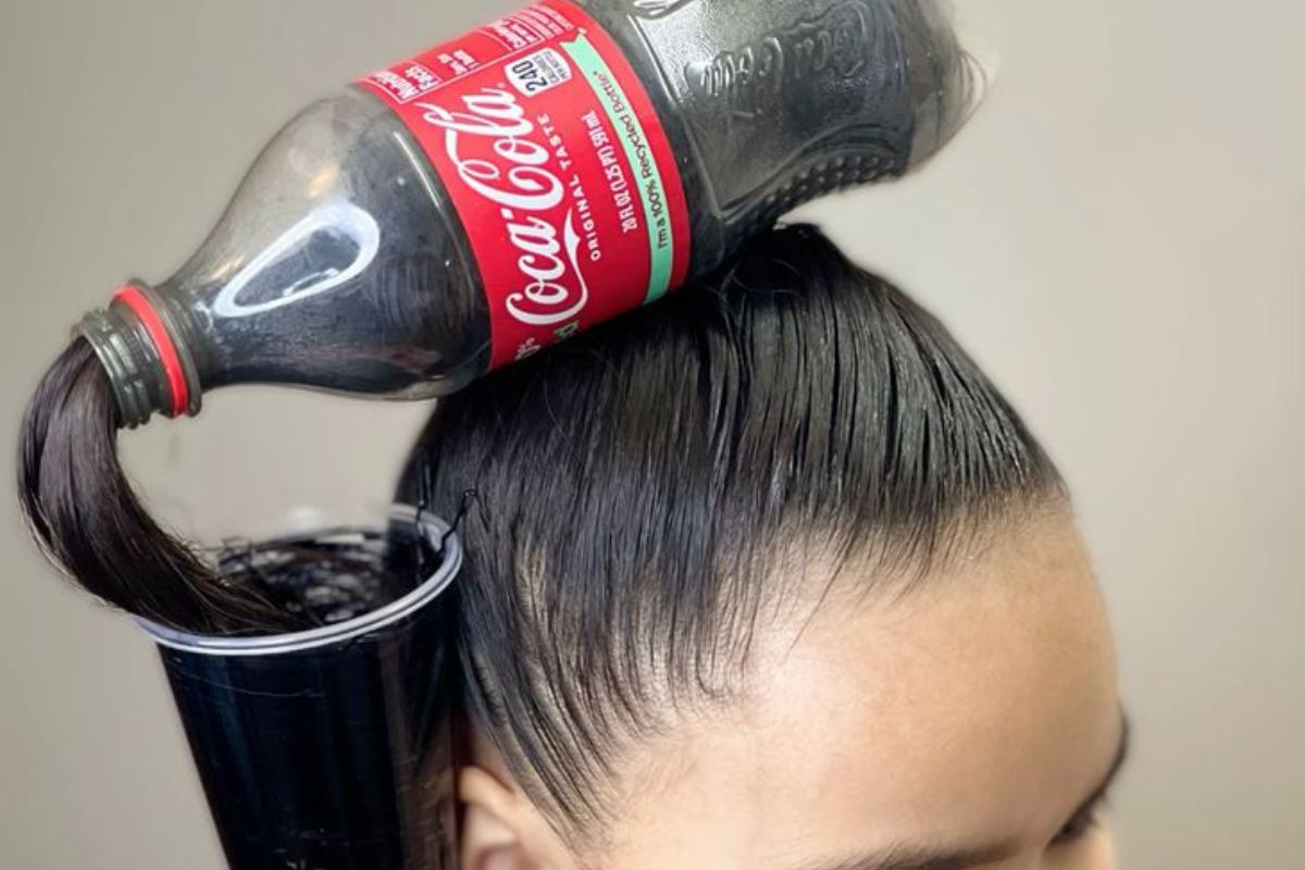 Cabello con vasos de refresco
