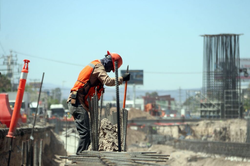 Construcción puente vehicular Paseo 5 de febrero