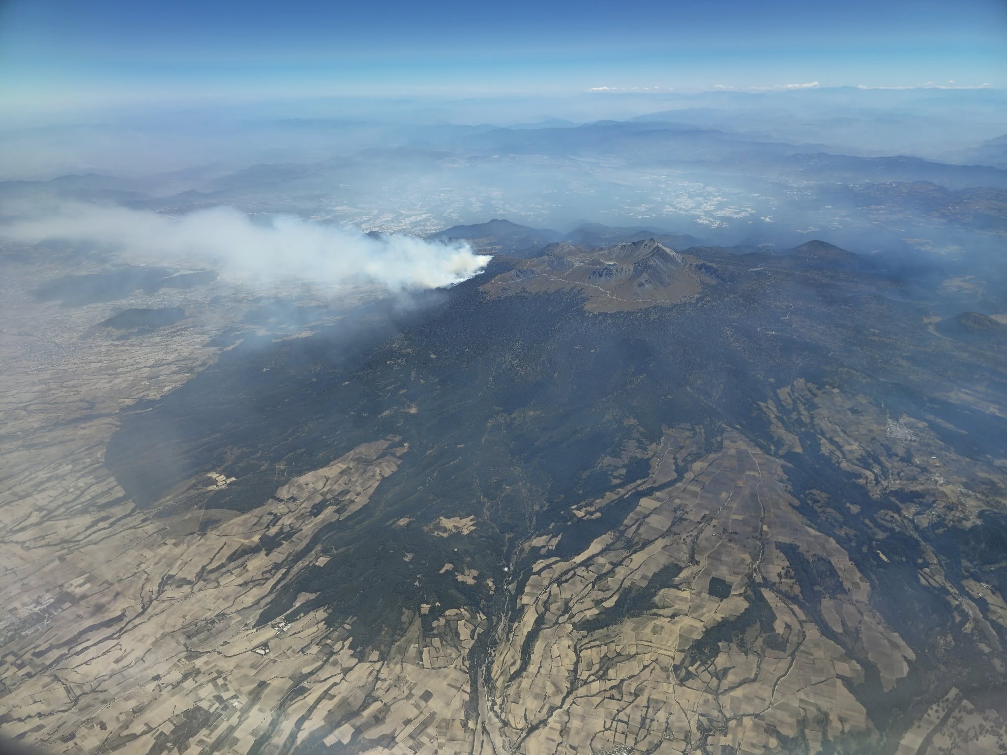El humo del incendio ha comenzado a llegar a comunidades cercanas, afectando la calidad del aire.