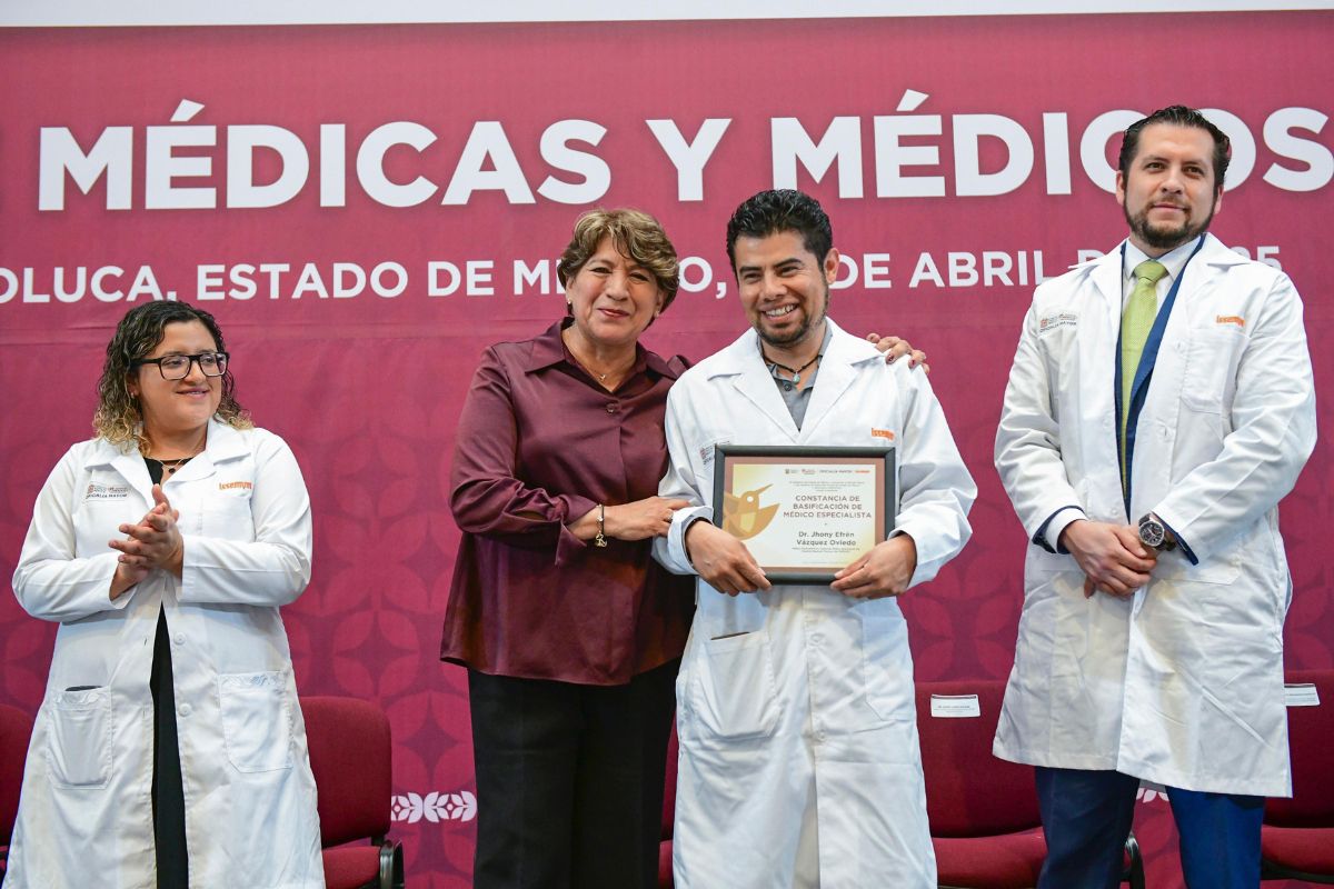 La Gobernadora Delfina Gómez entrega nombramientos de base a médicas y médicos con hasta 25 años de servicio en el ISSEMyM.