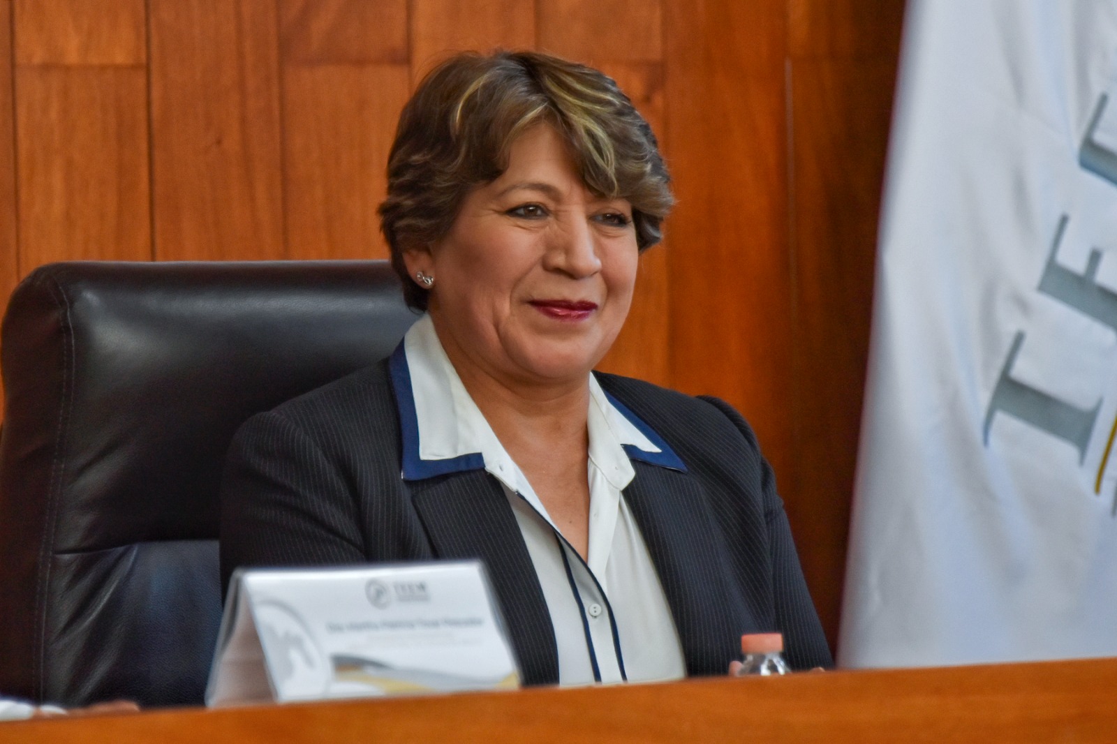 La gobernadora destacó la importancia del respeto entre poderes e instituciones en una democracia sólida.
