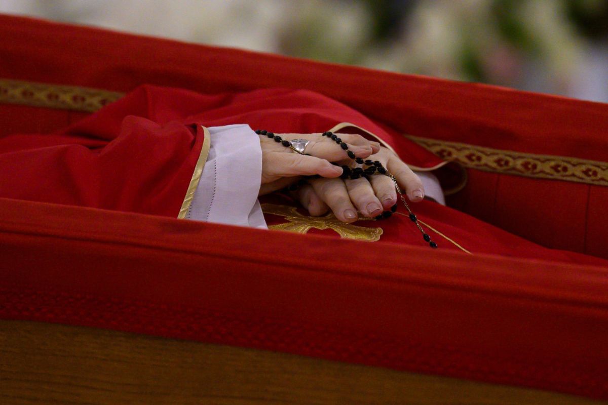 Despedida del papa Francisco causa choque generacional