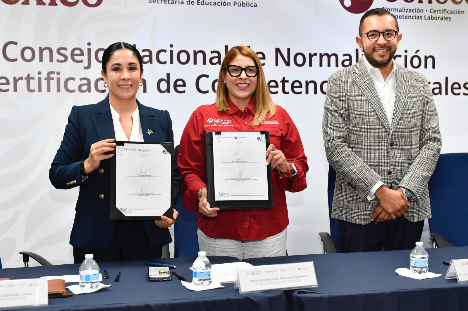 Representantes de DIFEM y Conocer celebran el inicio de una nueva etapa en inclusión educativa.