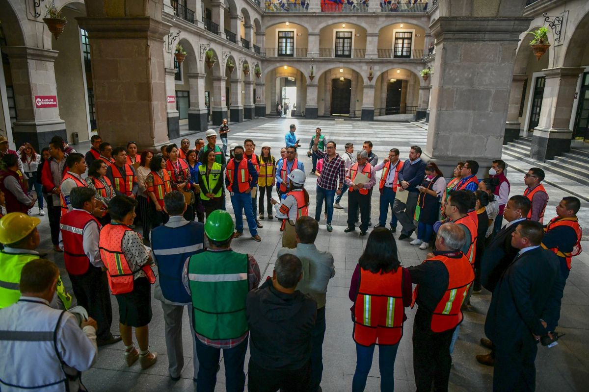 Personal evacúa el Palacio de Gobierno durante el simulacro en Toluca.
