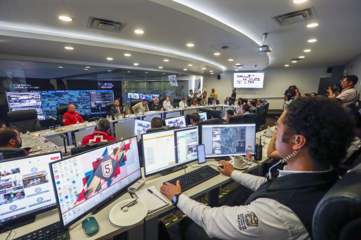 En la Sala de Crisis del C5 se monitorearon emergencias con 20 mil videocámaras.